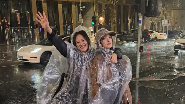 Fuji an kenakan jas hujan saat liburan di Melbourne, Australia. [@fuji_an]