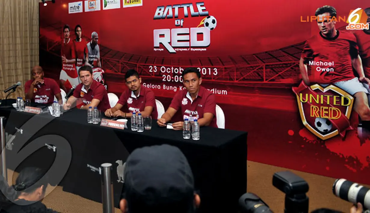 Tampak Paul Parker dan Michael Owen duduk berdampingan dengan Bambang Pamungkas dan Bima Sakti saat konferensi pers yang digelar di Jakarta, Selasa (22/10/13) (Liputan6.com/ Helmi Fithriansyah)