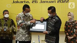 Direktur Utama Bank BTN Haru Koesmahargyo dan Direktur Utama Rumah Sakit Fatmawati Andi Saguni bertukar cinderamata pada acaea tanggung jawab sosial dan lingkungan (TJSL) di RSUP Fatmawati Jakarta, Rabu (26/01/2022). (Liputan6.com/HO/BTN)