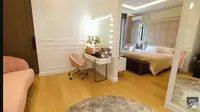 Menengok Salon Mini dan Ruang Make Up di Rumah Titi Kamal yang Terhubung dengan Kamar Tidur. foto: Youtube 'Titi dan Tian'