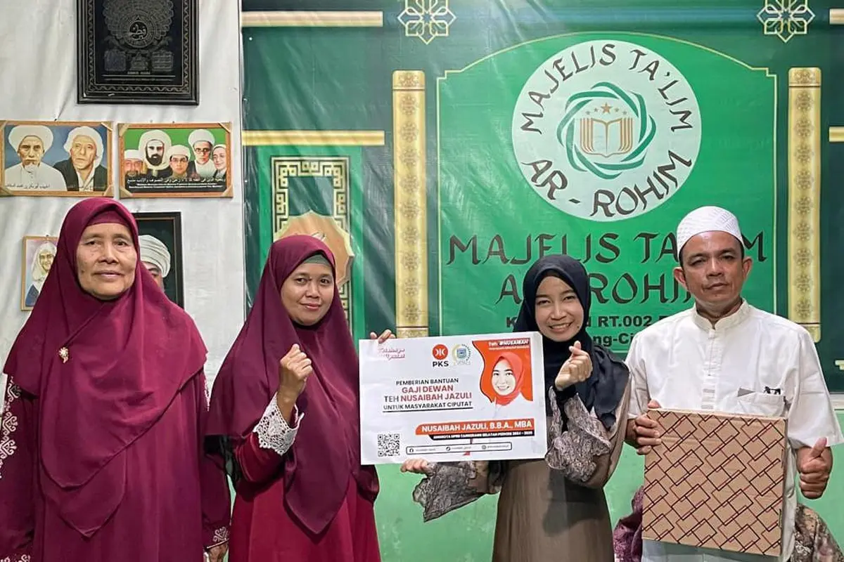 Anggota DPRD Tangerang Selatan (DPRD Tangsel) Nusaibah Jazuli menyerahkan gajinya sebagai Anggota DPRD Tangsel untuk dibagikan kepada warga masyarakat secara bergiliran.