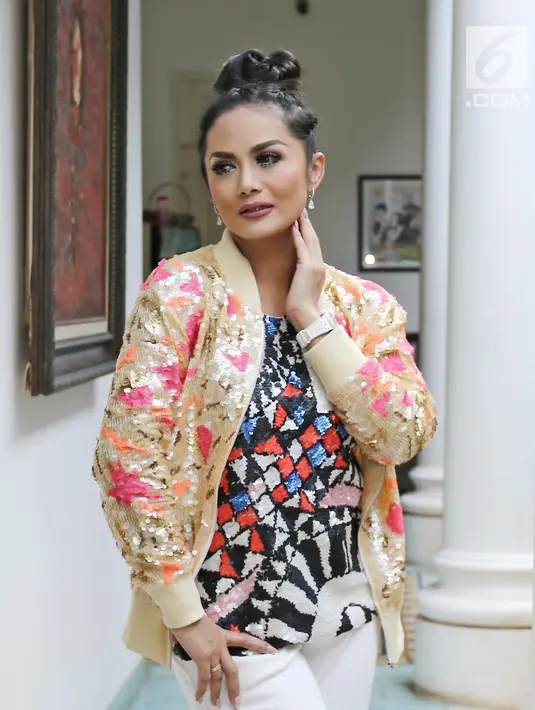 Penyanyi Krisdayanti berpose seusai rekaman soundtrack Film Ayat Ayat Cinta 2 di kawasan Bintaro, Tangerang Selatan, Senin (11/09). Krisdayanti menjalani rekaman take vocal untuk lagu yang berjudul serupa dengan filmnya. (Liputan6.com/Herman Zakharia)