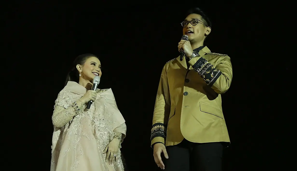 "Nggak tahu ya, mungkin karena dulu pernah ngalamin juga kan bikin konser tunggal. Jadi tahu lah Ocha ngalamin suatu hal yang sebenarnya stressful banget buat seorang penyanyi solo ngadepin konser tunggal," ujar Afgan. (Bambang E. Ros/Bintang.com)