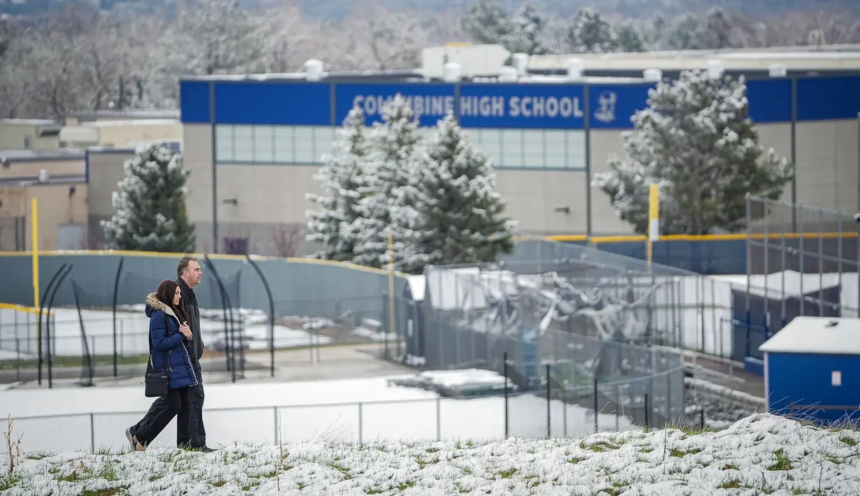 Sabtu (20/4/2024) kemarin, menandai peringatan 25 tahun penembakan brutal yang terjadi di SMA Columbine. (Marc Piscotty/Getty Images North America/Getty Images via AFP)