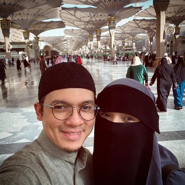 7 Potret Romantis Irwansyah dan Zaskia Sungkar yang Punya Panggilan Si Manja