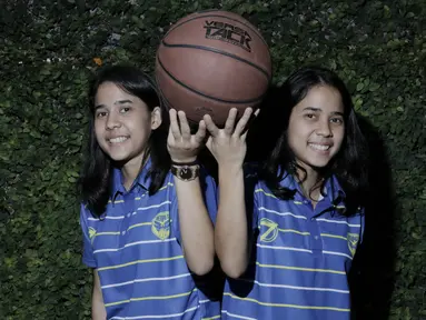 Pebasket Merpati Bali, Tania Rasidi dan Lamia Rasidi, berpose saat berkunjung ke kantor Bola.com, Jakarta, Jumat (16/3/2018). Duet kembar ini siap membawa Merpati Bali juara Srikandi Cup 2017/2018. (Bola.com/M Iqbal Ichsan)