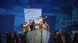Para pemeran teater tampil dalam pertunjukan musikal Senja Teduh Pelita di Graha Bhakti Budaya, Taman Ismail Marzuki (TIM), Jakarta, Jumat (3/7/2026). Musikal ini diadaptasi dari lagu grup musik Maliq & D’Essentials yang  menceritakan tentang sekelompok anak-anak di masa depan yang berusaha membangun kembali dunia yang sudah hancur dan menyelamatkan orangtua mereka.(Kapanlagi.com/Budy Santoso)