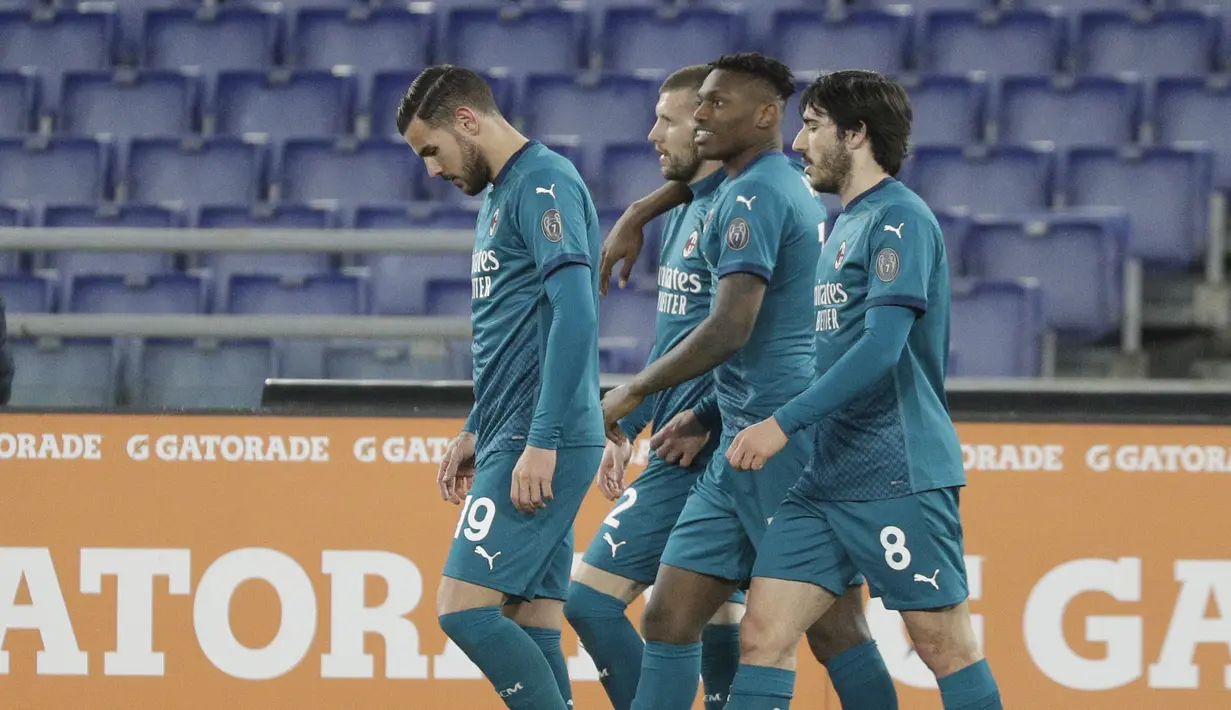 Penyerang AC Milan, Ante Rebic (kedua kanan) berselebrasi dengan rekan-rekannya usai mencetak gol ke gawang AS Roma pada pertandingan lanjutan Liga Serie A Italia di stadion Olimpiade, di Roma, Italia,Senin (1/3/2021). AC Milan menang tipis atas AS Roma 2-1. (AP Photo/Gregorio Borgia)