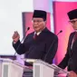 Capres dan Cawapres nomor urut 02 Prabowo Subianto-Sandiaga Uno saat Debat Capres Pilpres 2019 di Hotel Bidakara, Jakarta, Kamis (17/1). Debat perdana ini mengangkat tema hukum, hak asasi manusia, terorisme, dan korupsi. (Liputan6.com/Faizal Fanani)