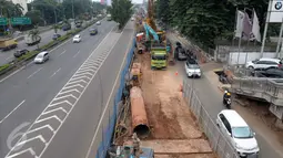 Salah satu titik proyek pembangunan jalur Mass Rapid Transit (MRT) di kawasan Fatmawati, Jakarta, Rabu (6/4). Pengoperasian MRT diprediksi akan molor dari jadwal yang ditargetkan akibat terkendala pembebasan lahan. (Liputan6.com/Helmi Affandi)