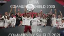 Pemain Arsenal mengangkat trofi Community Shield 2020 usai mengalahkan Liverpool di Stadion Wembley, Sabtu (29/8/2020) malam WIB. Arsenal menang 5-4 atas Liverpool lewat adu penalti. (Andrew Couldridge/Pool via AP)