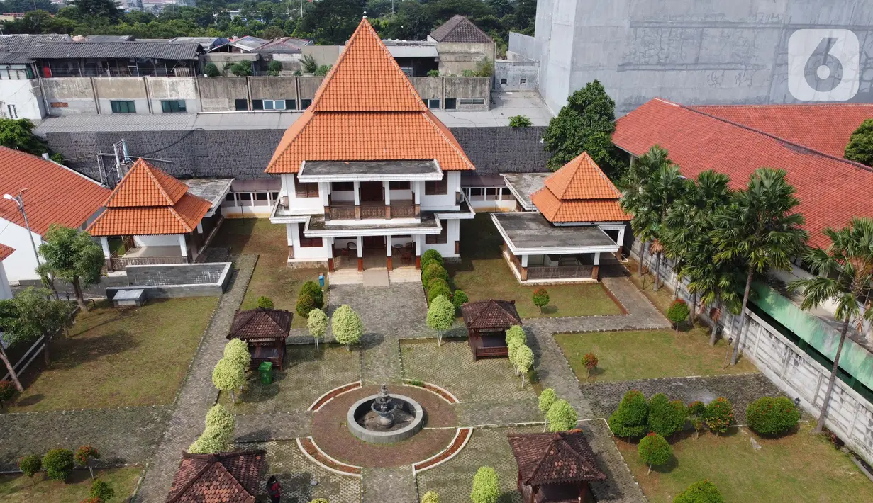 Foto udara memperlihatkan bagian belakang Taman Benyamin Suaeb, Jakarta, Selasa (23/6/2020). Taman Benyamin Suaeb menyimpan sejumlah koleksi asli milik seniman betawi, Benyamin Suaeb dan beberapa replika rumah bergaya betawi. (Liputan6.com/Helmi Fithriansyah)