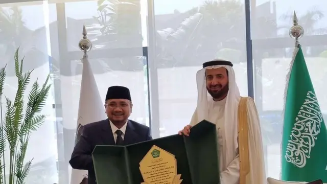 Menteri Agama Republik Indonesia (Menag RI) Yaqut Cholil Qoumas bertemu dengan Menteri Haji dan Umrah Arab Saudi, Tawfiq F Al Rabiah.