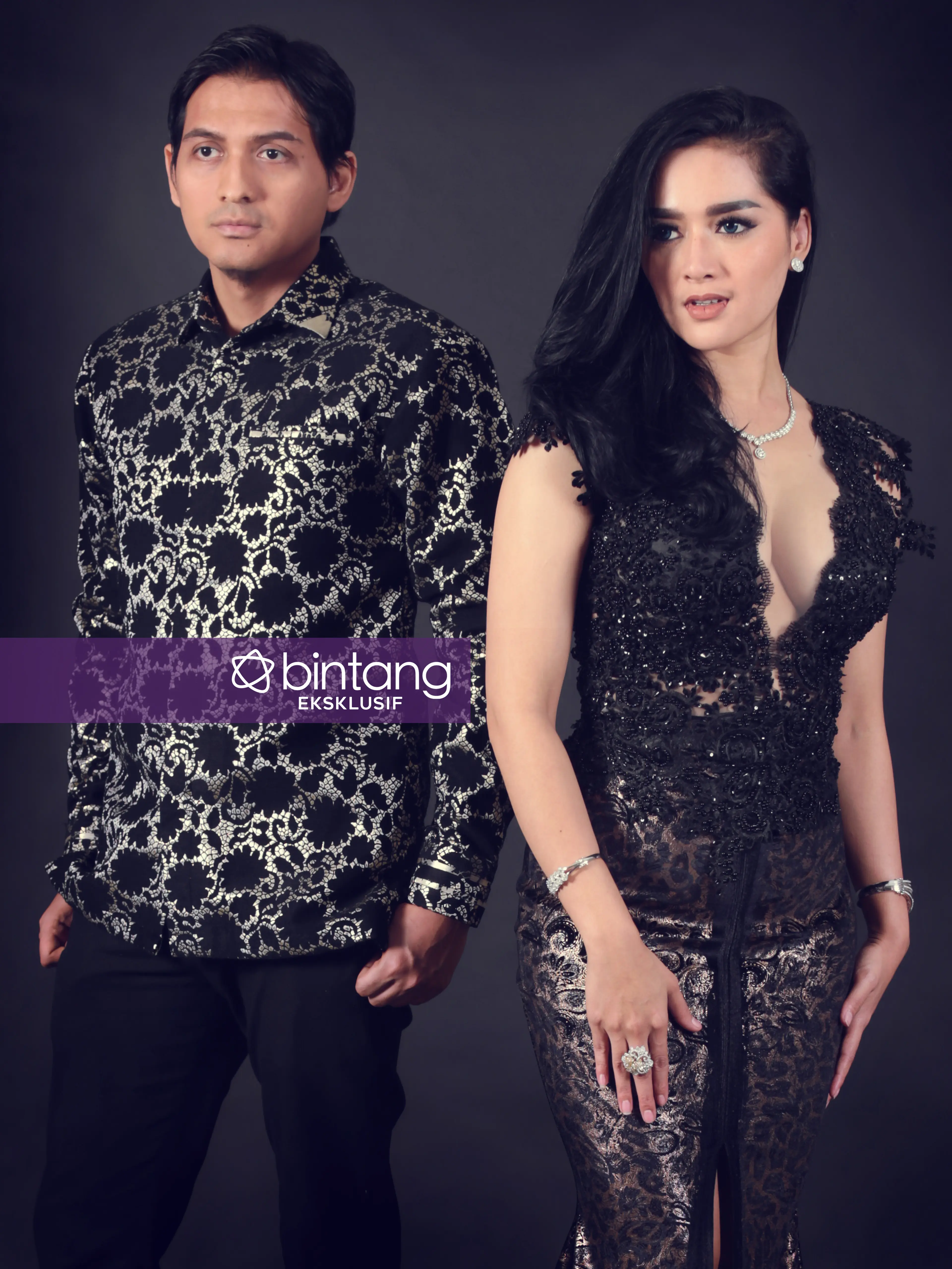 Lucky Hakim dan Tiara Dewi sementara ini masih tinggal di rumah masing-masing, meski sudah resmi menikah. (Fotografer: Febio Hernanto, Stylist: Indah Wulansari, D.I: Nurman Abdul Hakim/Bintang.com)