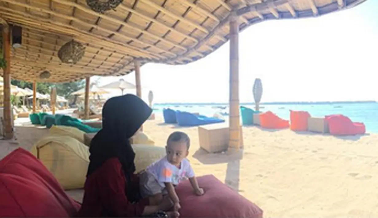 Shireen dan Adam menikmati suasana pagi hari di Lombok. (via Instagram)