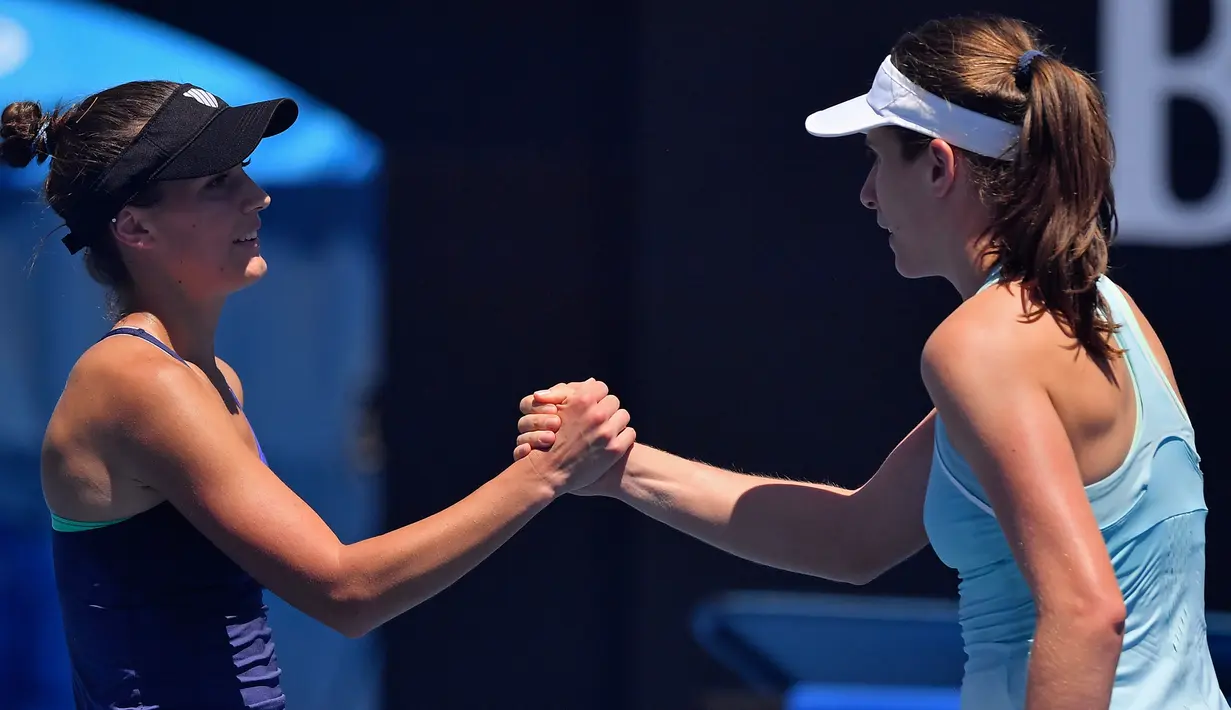 Petenis Inggris Johanna Konta dan petenis AS, Bernarda Pera bersalaman seusai pada babak kedua turnamen Australia Terbuka 2018 di Melbourne, Kamis (18/1). Konta secara mengejutkan disingkirkan Pera ada di peringkat 123 dunia, 4-6, 5-7. (AP/Andy Brownbill)