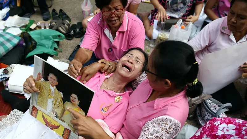 20161013- Raja Thailand Meninggal Warga Menangis Histeris-Reuters