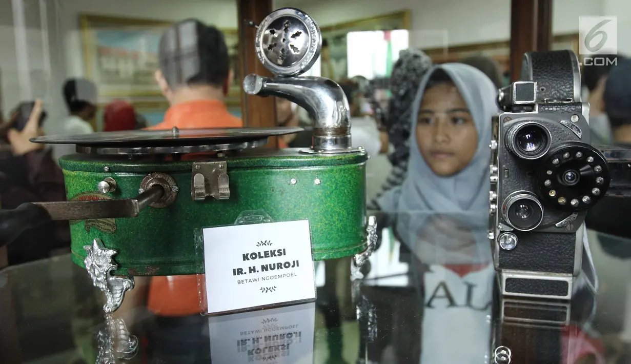 Kamera dan alat musik tempo dulu di Museum Betawi dipamerkan selama Festival Lebaran Betawi 2017 di Setu Babakan, Jakarta Selatan, Sabtu (29/7). Berbagai senjata tradisional hingga alat musik trombon ikut dipamerkan. (Liputan6.com/Herman Zakharia)