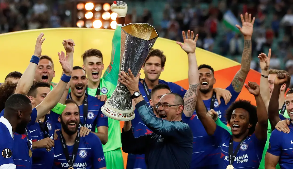 Striker Chelsea, Gonzalo Higuain membawa trofi  Liga Europa usai mengalahkan Arsenal pada pertandingan Final Liga Europa di stadion Olimpiade di Baku, Azerbaijan (30/5/2019). Chelsea berhasil mengalahkan Arsenal 4-1. (AP Photo/Luca Bruno)