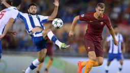 Pemain AS Roma, Edin Dzeko (kanan) berebut bola dengan pemain FC Porto Danilo pada leg 2 babak play off Liga Champions  di Olympic Stadium, Rome (24/8/2016) dini hari WIB. (AFP/Filippo Monteforte)