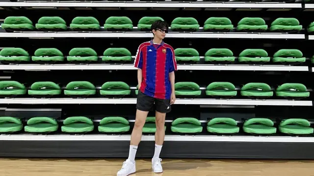Inspirasi gaya busana Lim Young Woong mengenakan jersey yang sporty