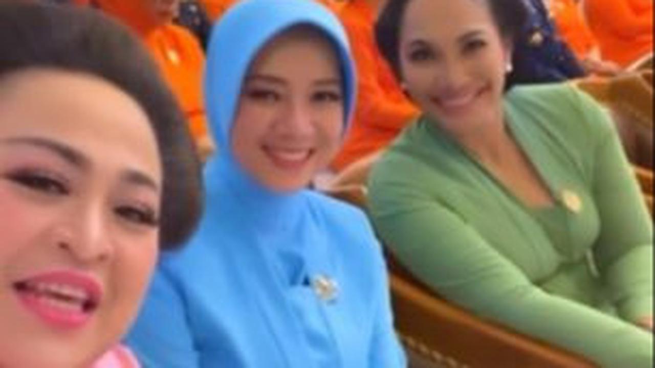 Kemudian Fera sebagai istri prajurit Angkatan laut juga terlihat mengenakan seragam Jalasenastri berwarna biru.