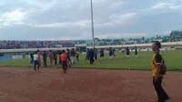 Laga sepakbola Bupati Tuban Cup diwarnai kericuhan. (Adirin/Liputan6.com)
