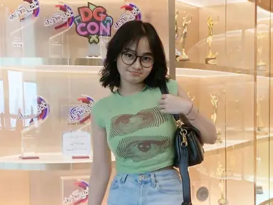 Bagi pengguna media sosial TikTok, sosok Tokyolagi tentu sudah cukup familiar. Berbagai video pendeknya dalam media sosial tersebut kerap FYP dan ditonton oleh jutaan netizen. Baru-baru ini wanita yang memiliki nama asli Winda Saut ini pun menjadi brand ambasador dari sebuah tim eSport GPX dan banyak menghiasi berbagai acara talkshow yang tayang di YouTube. (Liputan6.com/IG/@tokyolagii)