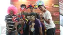 Sejumlah peserta berpose di photo booth yang telah disediakan panitia di Blitz Megaplek, Jakarta, Sabtu (9/1/2016). Cinemaholic dan Lipton menggelar nonton bareng film Alvin and The Chipmunk. (Liputan6.com/Angga Yuniar)