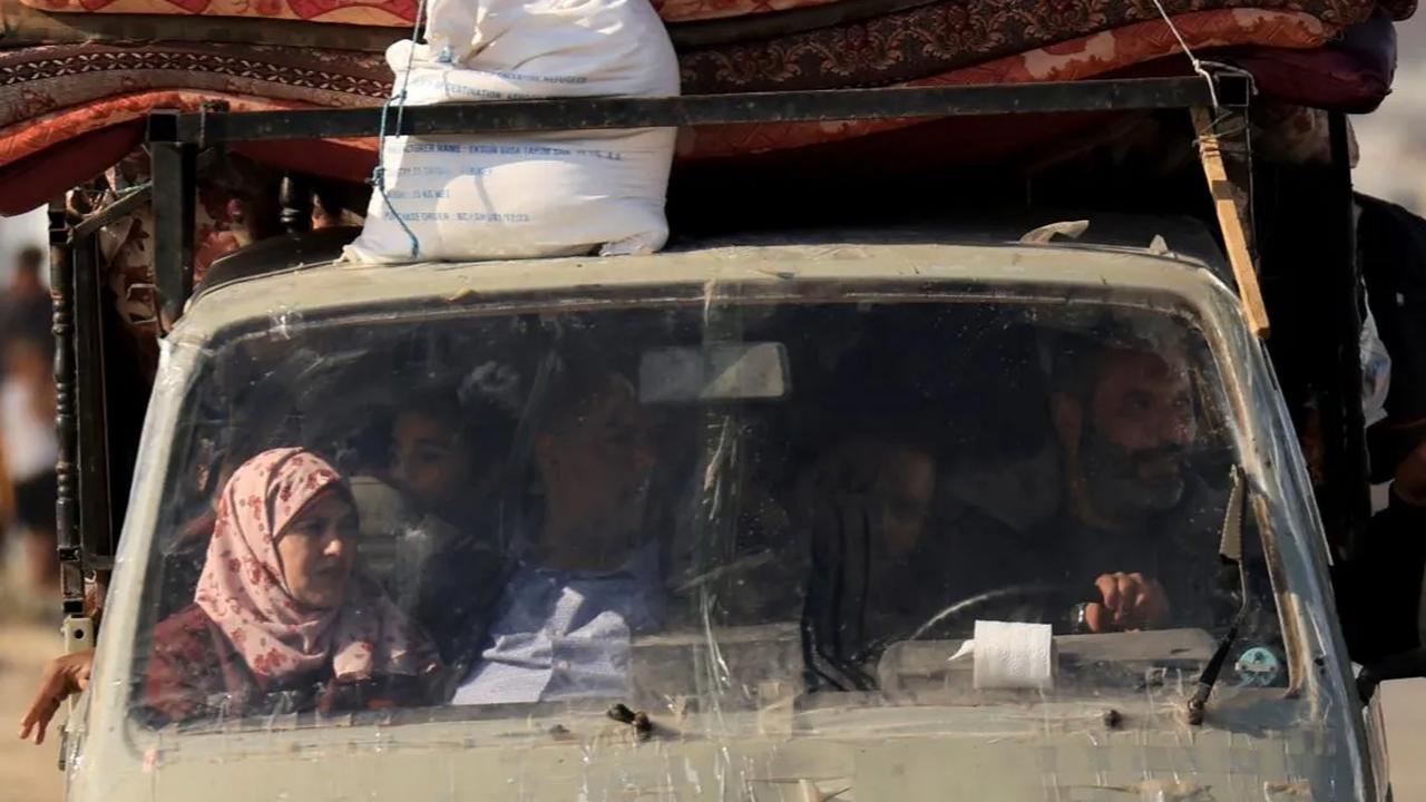FOTO: Gelombang Pengungsi Ratusan Ribu Warga Palestina Tinggalkan Khan Younnis ke Rafah untuk Hindari Peperangan Hamas dengan Israel