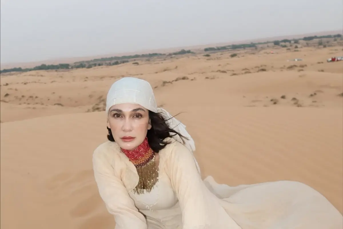 Portret Luna Maya Tampil Memukau Bak Perempuan Timur Tengah dengan Turban di Tengah Padang Pasir Dubai
