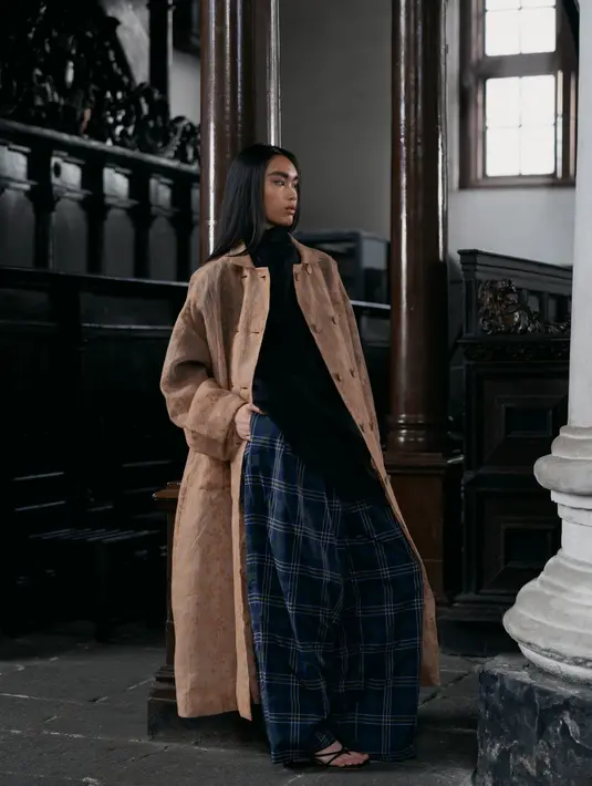 Motif budaya tetap jadi DNA utama Sapto. Mulai dari Ikat Cemplong (Tenun Bali), Yayi Engrave, Sangkar Engrave, Myrtle (Bunga Jambu), Rikmadara, hingga Paisley Scallop hadir dengan tafsir baru, membuat busana sehari-hari terasa lebih personal dan bernuansa heritage. [Dok/Sapto Djojokartiko].