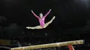 Pesenam AS, Megan Skaggs, saat beraksi di nomor senam artistik putri Pan Am Games di Toronto, Kanada. (AP Photo/Gregory Bull)