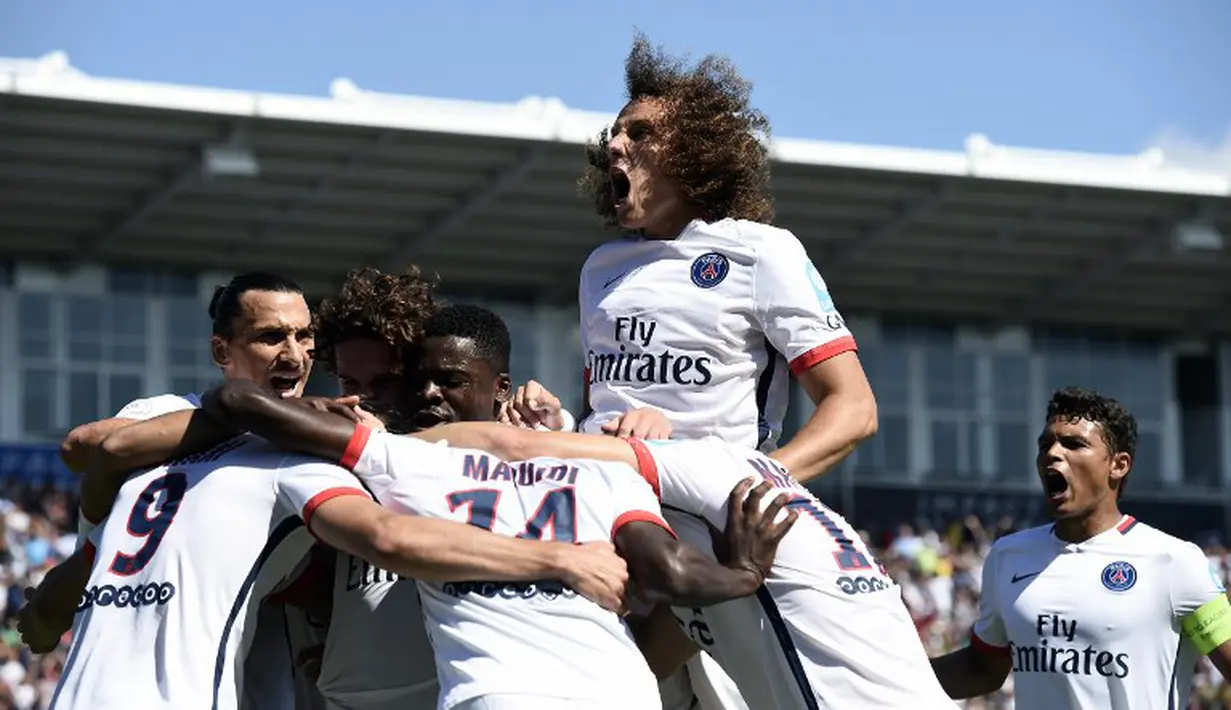 Pemain PSG merayakan gol yang dicetak Edinson Cavani ke gawang Lyon dalam final Piala Super Prancis 2015 di Stadion Stade Saputo, Montreal, Minggu (2/8/2015) dini hari WIB. (AFP Photo/Franck Fife)