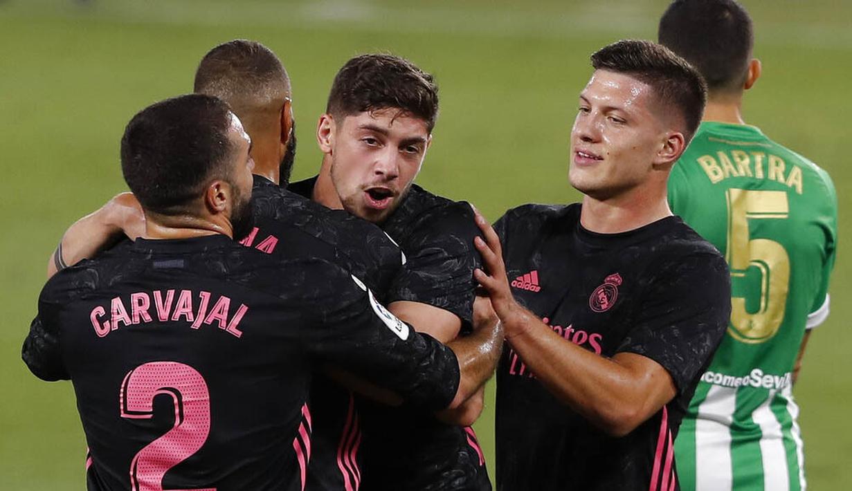 Para pemain Real Madrid merayakan gol yang dicetak oleh Federico Valverde ke gawang Real Betis pada laga La Liga di Stadion Benito Villamarin, Minggu (27/9/2020). Real Madrid menang dengan skor 3-2. (AP Photo/Angel Fernandez)
