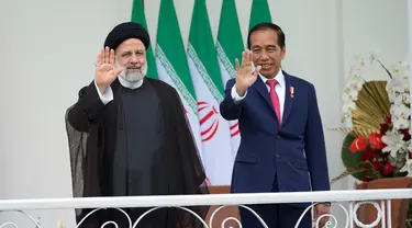 Presiden Indonesia Joko Widodo atau Jokowi (kanan) dan Presiden Iran Ebrahim Raisi melambaikan tangan kepada wartawan saat bertemu di Istana Kepresidenan Bogor, Jawa Barat, Indonesia, Selasa (23/5/2023). (AP Photo/Achmad Ibrahim)