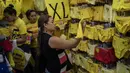 Celana dalam berwarna kuning yang dijajakan pedagang di Medellin, Kolombia, Jumat (29/12). Di Kolombia, tradisi mengenakan celana dalam berwarna kuning saat malam Tahun Baru dianggap dapat membawa kemakmuran dan keberuntungan. (Joaquin SARMIENTO / AFP)