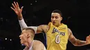 Pemain New York Knicks, Kristaps Porzingis mencoba melakukan lay up saat diadang para pemain L.A Lakers pada lanjutan NBA basketball game di Madison Square Garden, New York, (12/12/2017). knicks menang 113-109. (AP/Andres Kudacki)