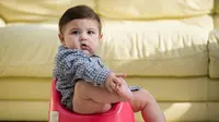 Lucunya, Bayi Ini Tak Mau Pakai Popok dan Buang Air di Toilet