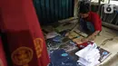 Pedaan 
Pedagang menata seragam sekolah di Pasar Mester, Jakarta , Minggu (29/8/2021). Menurut pedagang, penjualan seragam sekolah kembali meningkat hingga 30 persen jelang masuk sekolah tatap muka yang dilaksanakan kembali pada 30 Agustus 2021. (Liputan6.com/Herman Zakharia)