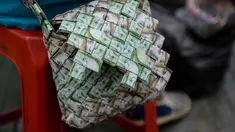 Tampilan tas dari lembaran Bolivar buatan Rojas di Caracas, Venezuela, pada 30 Januari 2018. Inflasi yang tinggi membuat mata uang tersebut terus kehilangan nilainya. (AFP Photo/Federico Parra)