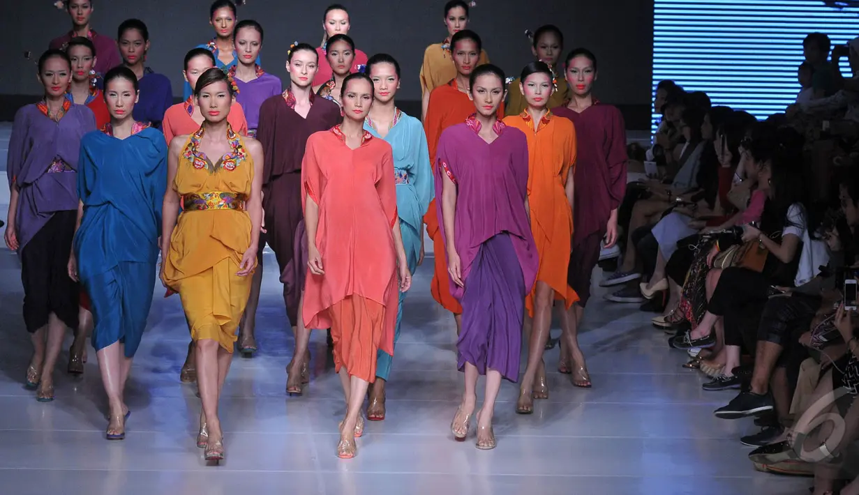 Para model berlengak lenggok memamerkan busana rancangan Oscar Lawalata di Jakarta Fashion and Food Festival 2015, Jakarta, Senin (25/5/2015). (Liputan6.com/Herman Zakharia) 