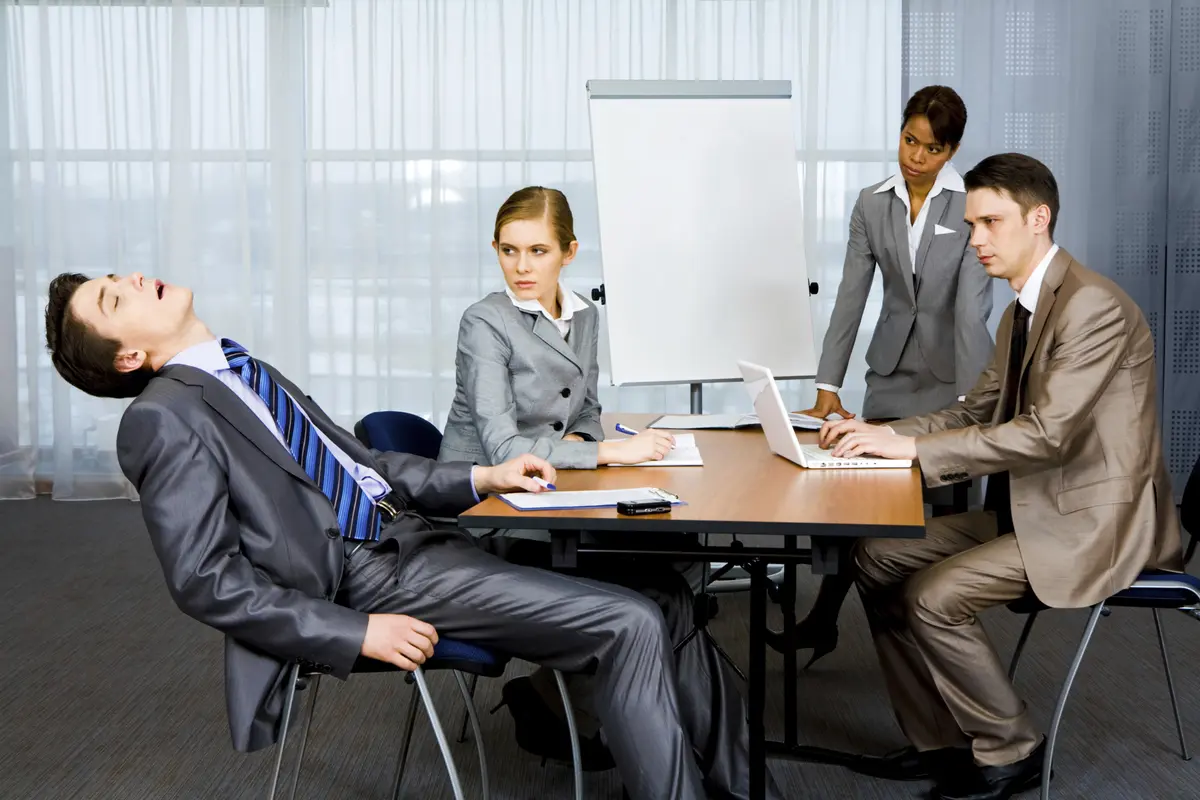 7 Alasan Kenapa Kamu Harus Tidur Siang di Kantor