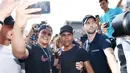 Sejumlah fans mengajak gelandang Bayern Munchen, Douglas Costa, foto bersama saat akan menjalani tes medis bersama Juventus di Juventus Medical Center, Turin, Rabu (12/7/2017). (EPA/Alessandro Di Marco)