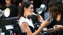 Model Kendall Jenner saat berada di belakang panggung Michael Kors Spring/Summer 2017 dalam New York Fashion Week di Manhattan, AS (14/9). (AFP Photo/Angela Weiss)