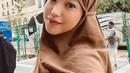 Lewat foto terbarunya, Dewi Paramita terlihat makin religius saat mengenakan hijab. Momen umroh Dewi Paramita ini dibersamai langsung oleh sang ibunda. (Liputan6.com/IG/@parramitha)