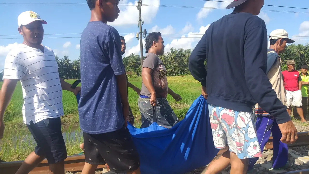 Jenazah AN dievakuasi dari rel Kereta Api di kawasan Desa Temugguruh Sempu Banyuwangi. (Istimewa)