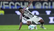 Jonathan David (Juventus) terpeleset dalam laga trofi Bortolotti melawan Atalanta di Gewiss Stadium, Bergamo, 16 Agustus 2025. (Spada/LaPresse via AP)