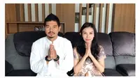 Striker Persija Jakarta, Bambang Pamungkas, dan sang istri, memberikan ucapan Hari Raya Idul Fitri 2017. (Bola.com/Instagram)