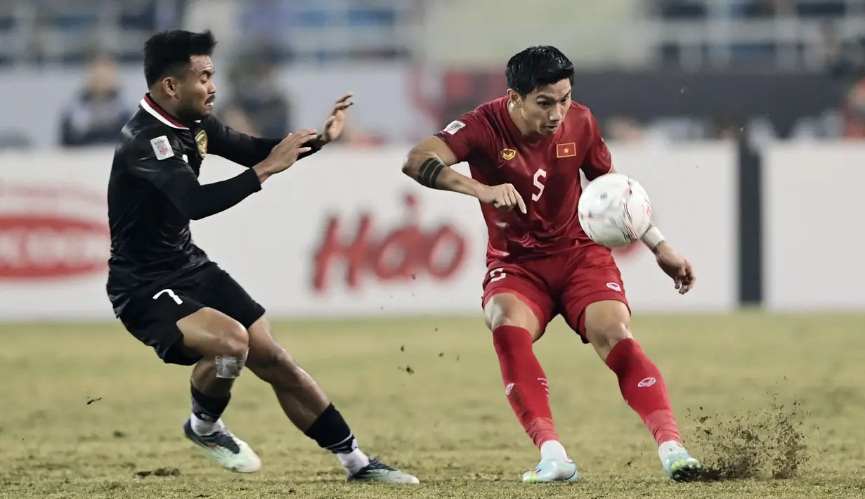 Tidak hanya tangguh dalam duel menghalau pemain lawan. Doan Van Hau juga beberapa kali piawai dalam memberikan umpan matang untuk membantu serangan. (AP Photo/Nguyen Manh Quan)